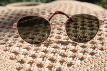Load image into Gallery viewer, Ojitos Lindos Sunnies

